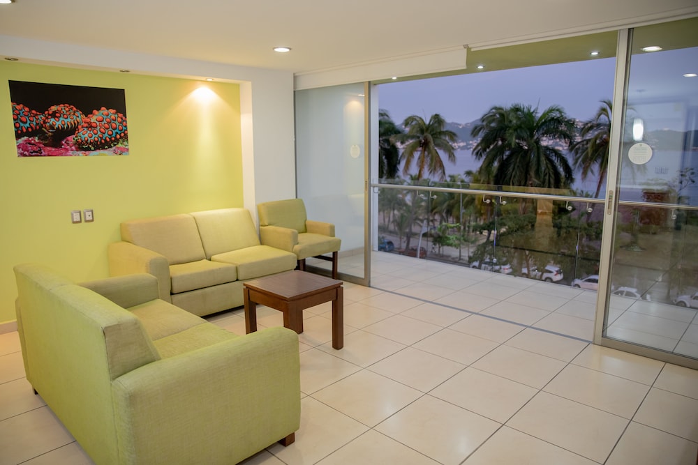 Ramada by Wyndham Acapulco Hotel and Suites 44/61