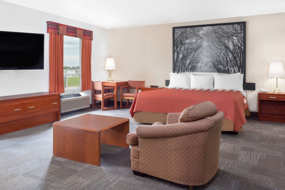 Super 8 By Wyndham Morden 8/13