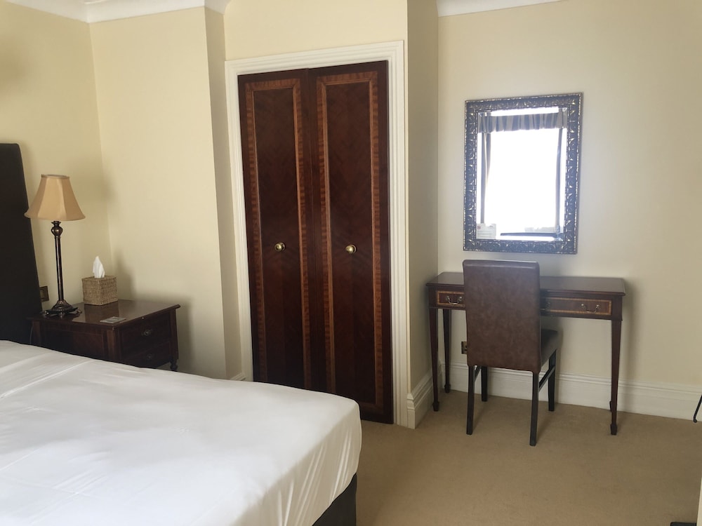 The Dower House Hotel 8/50