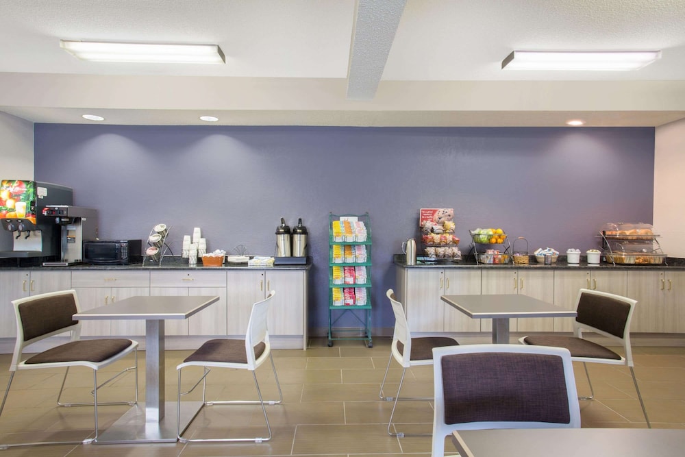 Microtel Inn & Suites by Wyndham Leesburg/Mt Dora 19/38