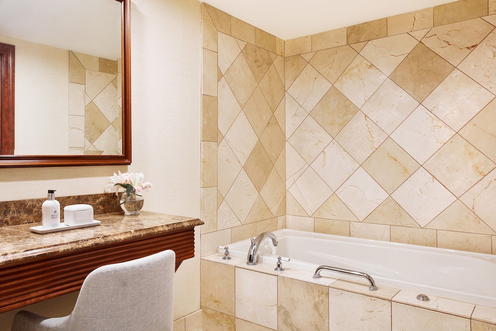 جناح بسرير كينج بشرفة بإطلالة مع أريكة، Tides Inn 4/4