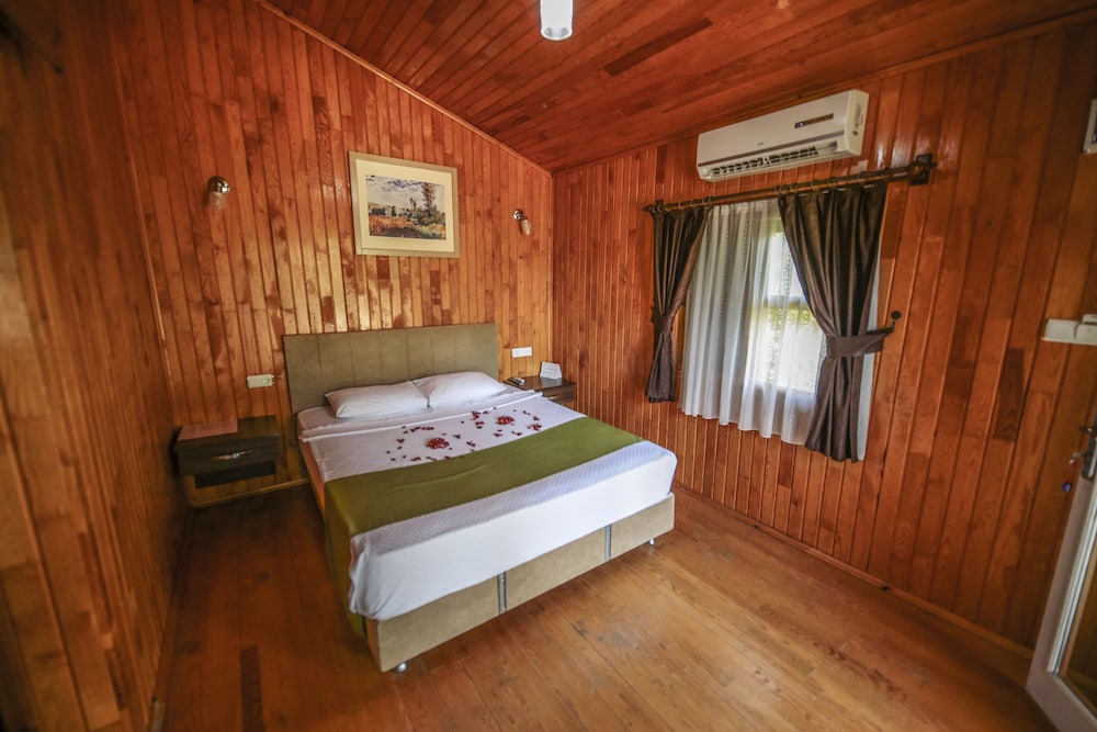 BUNGALOW, QUADRUPLE