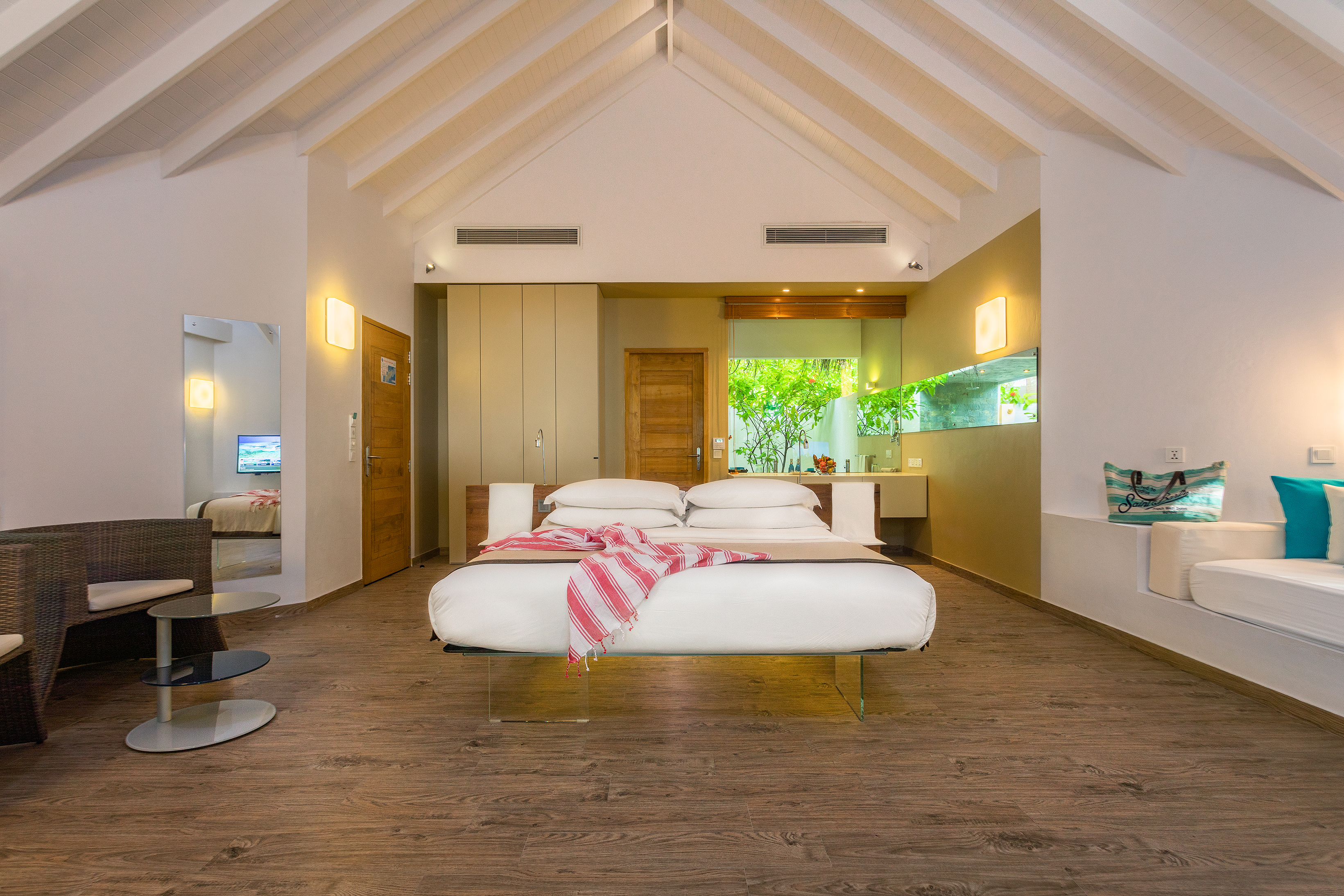 BEACH, SUITE