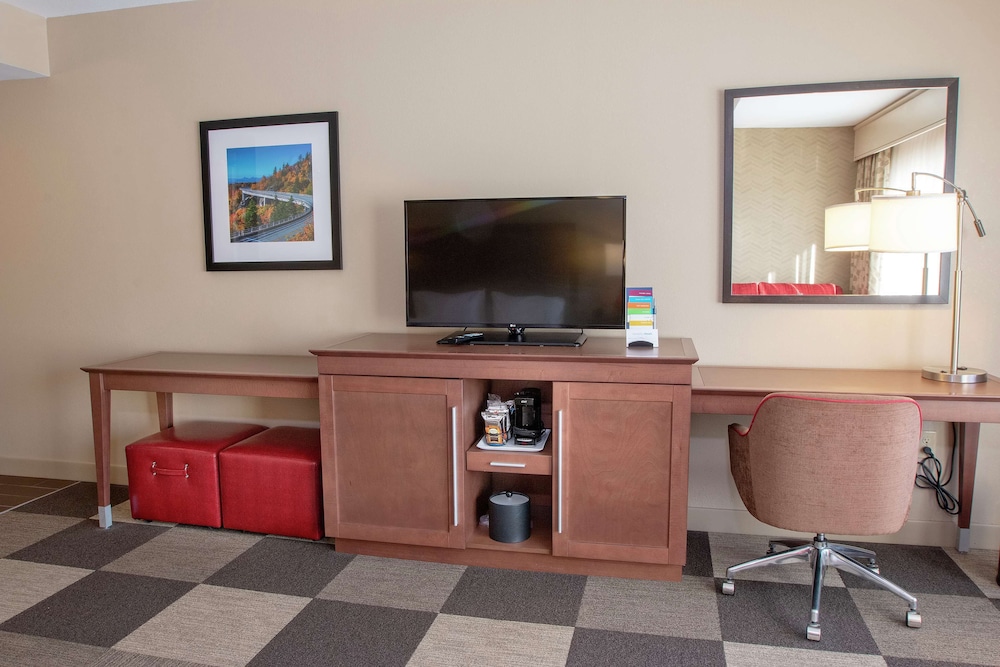 Hampton Inn & Suites Boone 53/55