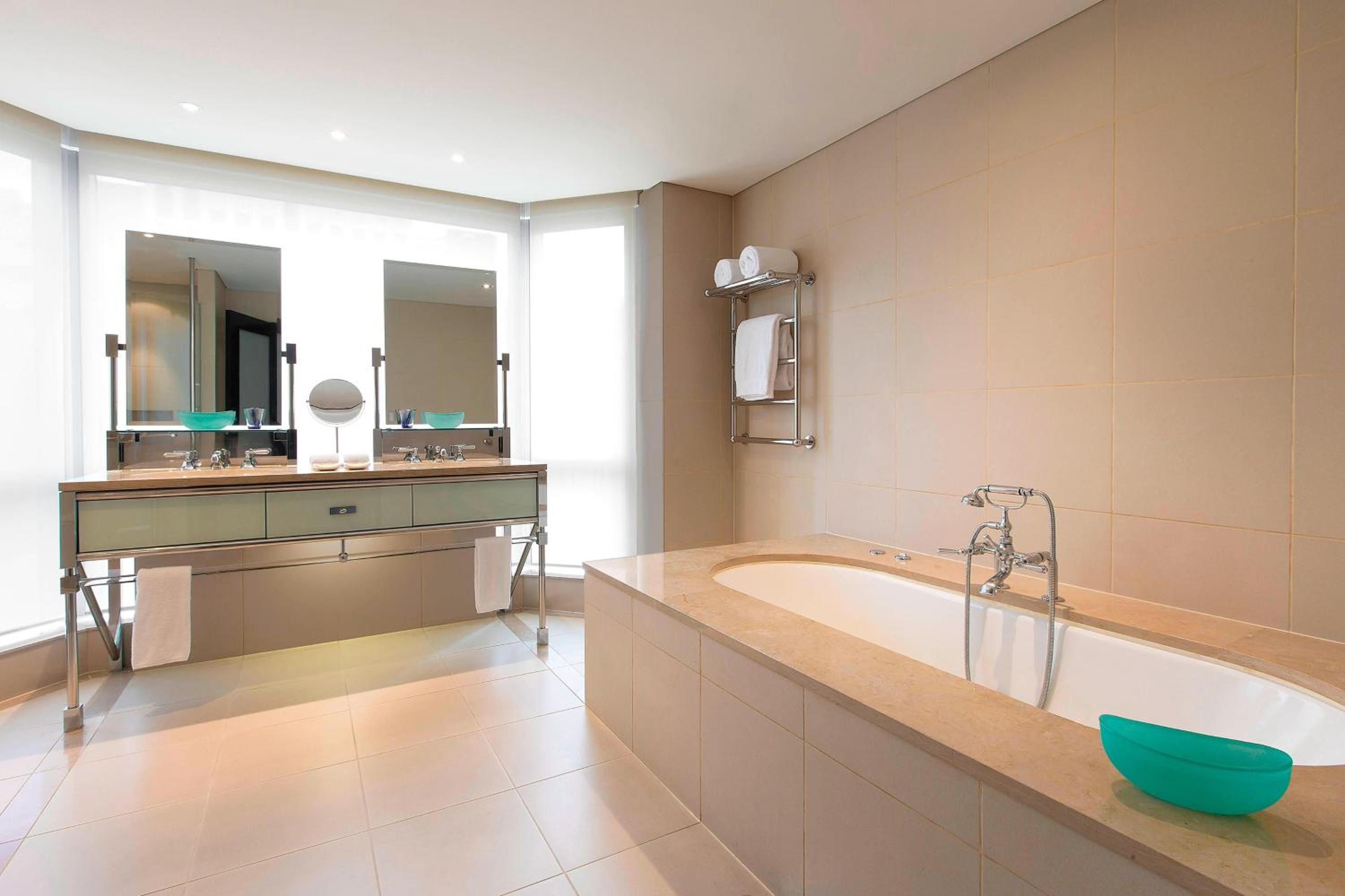 Deluxe, Studio, King Bed, City View, Hot Tub, Corner, Westin Melbourne 5/5