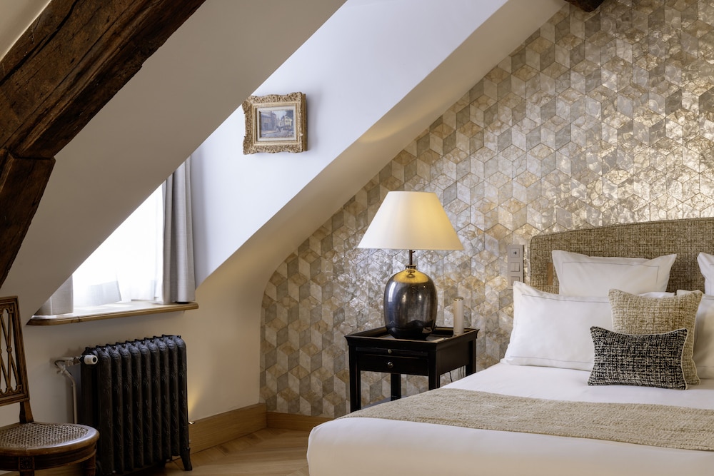 جناح بسرير كوين، Hotel Pas De Calais 2/9