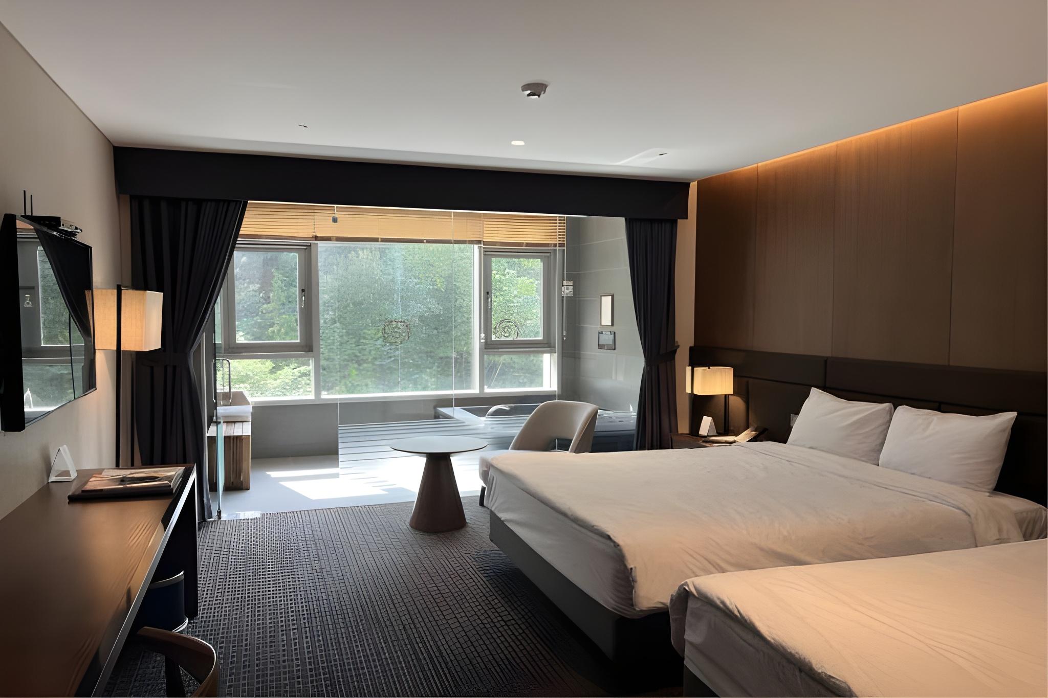 Pool, Junior Suite, Twin Beds, Mountain View