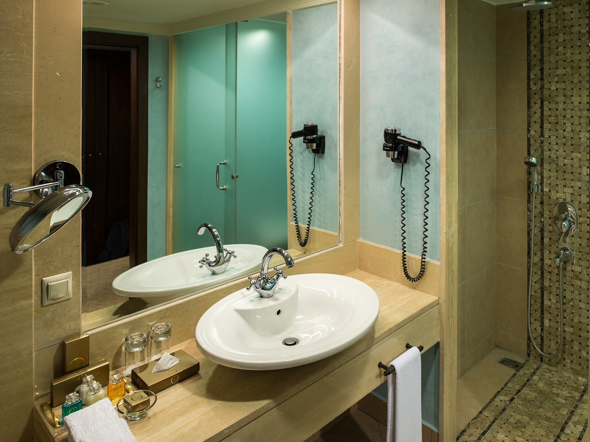 غرفة ديلوكس بسرير مزدوج بإطلالة على المدينة، Rixos Almaty Hotel 4/5