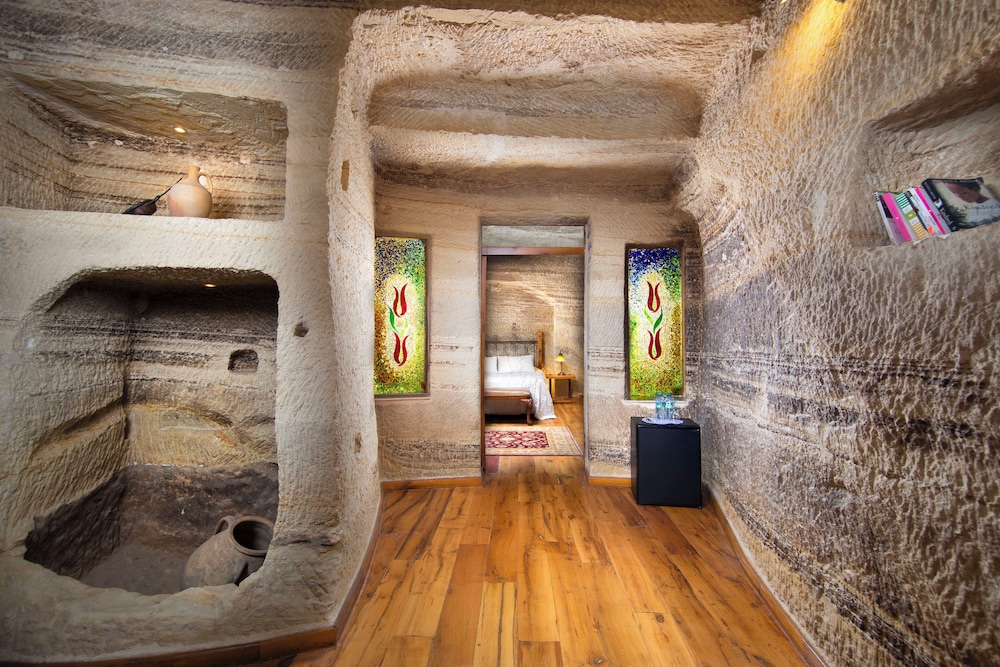 Terra Cave Hotel 24/50