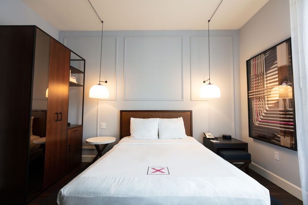 Petite, Queen Bed