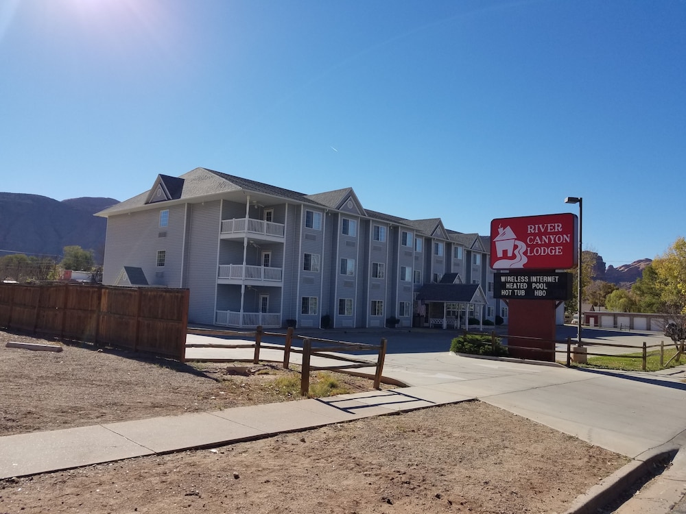 RIVER CANYON LODGE 55/57