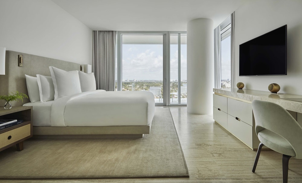 Four Seasons Hotel At The Surf Club 13/56