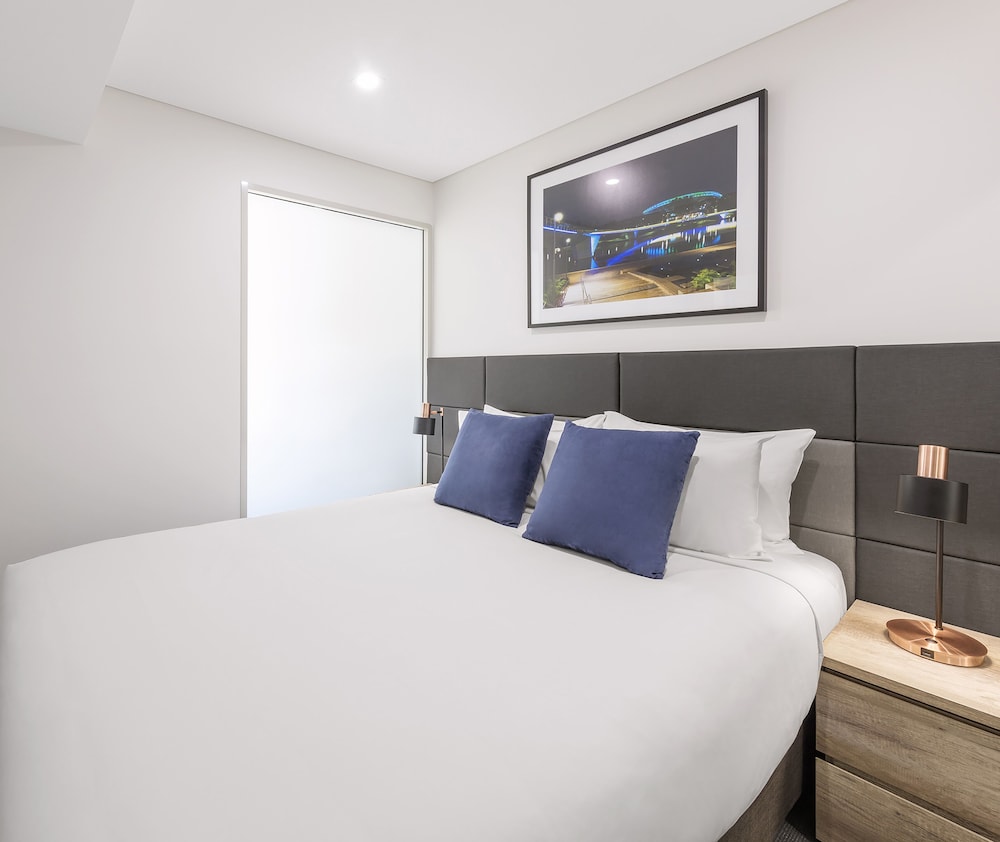 Oaks Embassy Adelaide Suites 24/64
