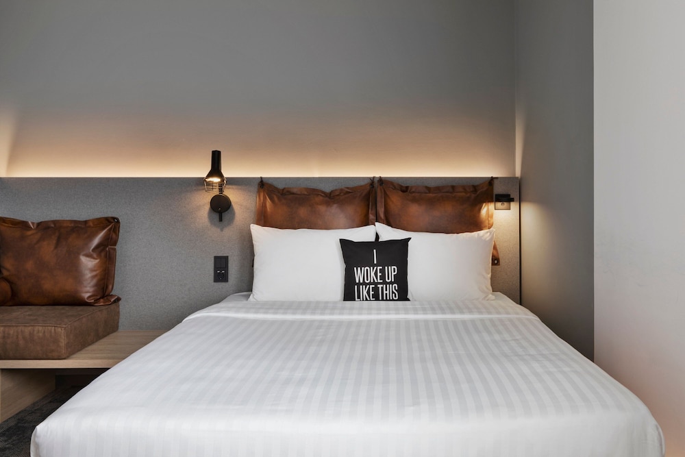 Moxy Duesseldorf City 8/50