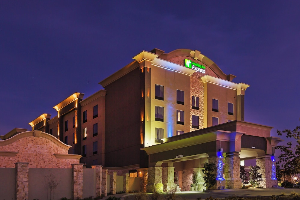 Holiday Inn Express Frisco Legacy Park Area 1/52
