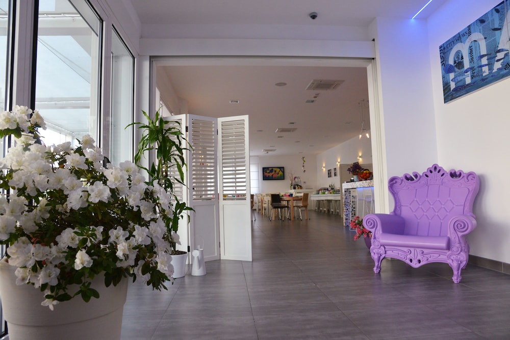 Maree Hotel 32/48