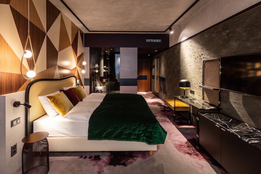 Room, King Bed, Valley View