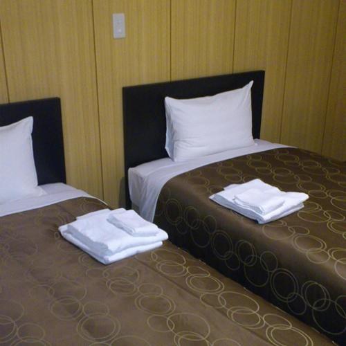ROOM, TWIN BEDS, SHARED BATHROOM