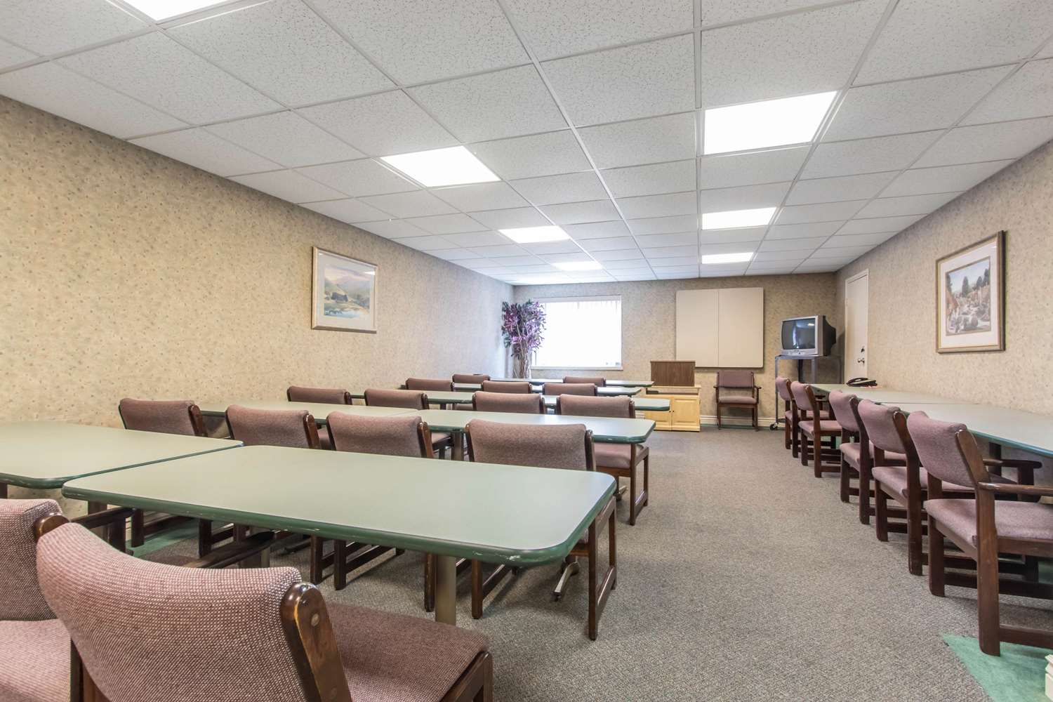 Econo Lodge Inn and Suites Joplin MO 37/42