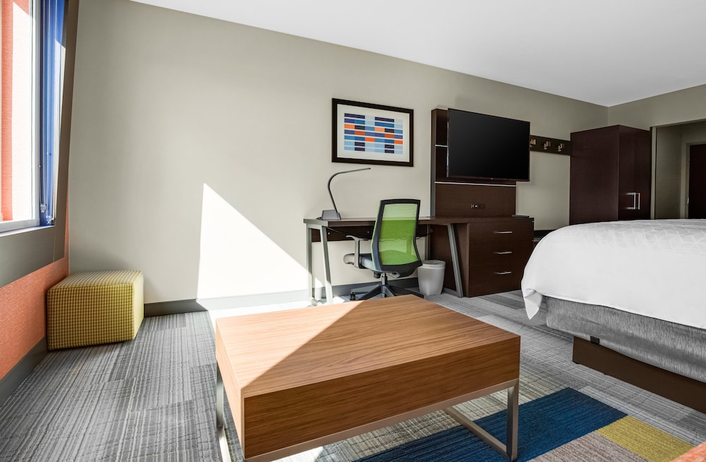 Holiday Inn Express Suites Sanford 13/54