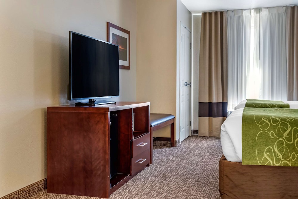 Comfort Suites Fernley 5/34