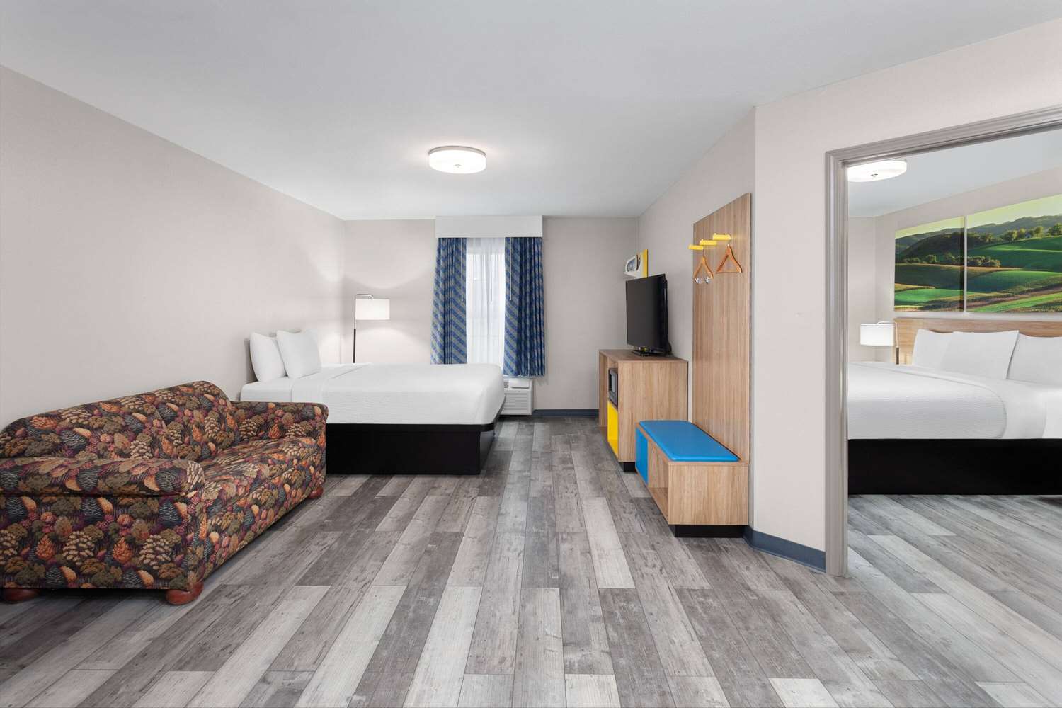 Days Inn & Suites by Wyndham Sellersburg 25/32
