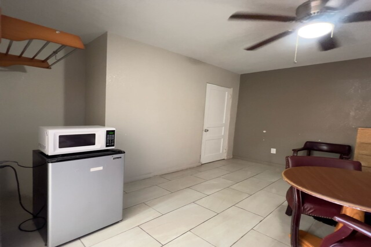 OYO Regency Inn Daytona Beach Near Airport 13/23