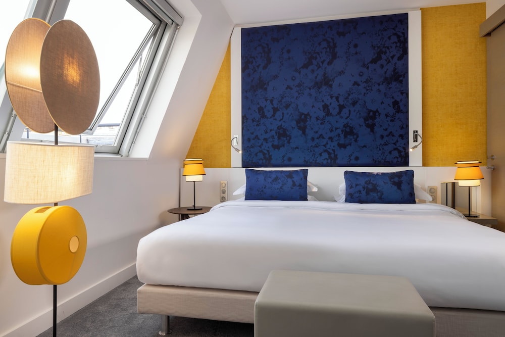 Suite, Queen Bed, Sofa