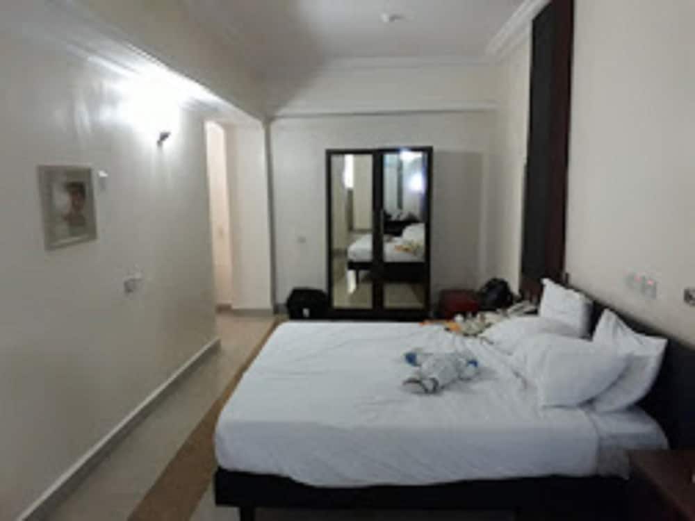 THE ISLAND HOTEL 13/39