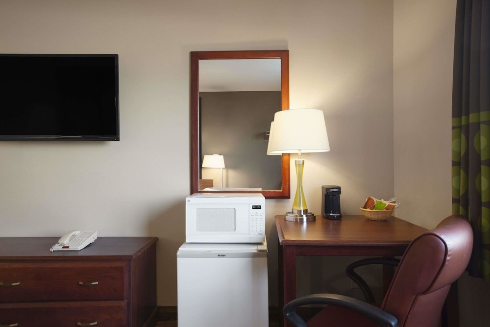 Super 8 By Wyndham Fremont Ne 30/33