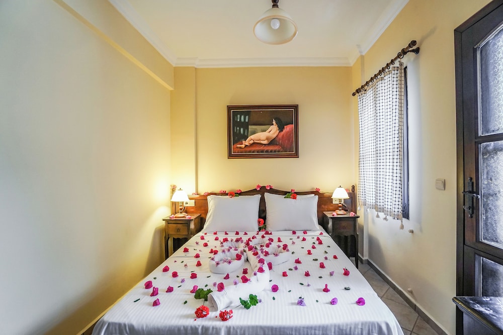 1 BEDROOM, FAMILY SUITE
