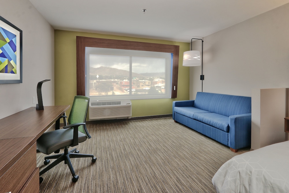 Holiday Inn Express & Suites Albuquerque East 28/34