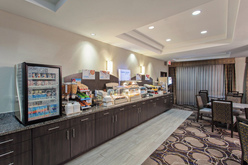 Holiday Inn Express Hotel & Suites Wharton 38/50