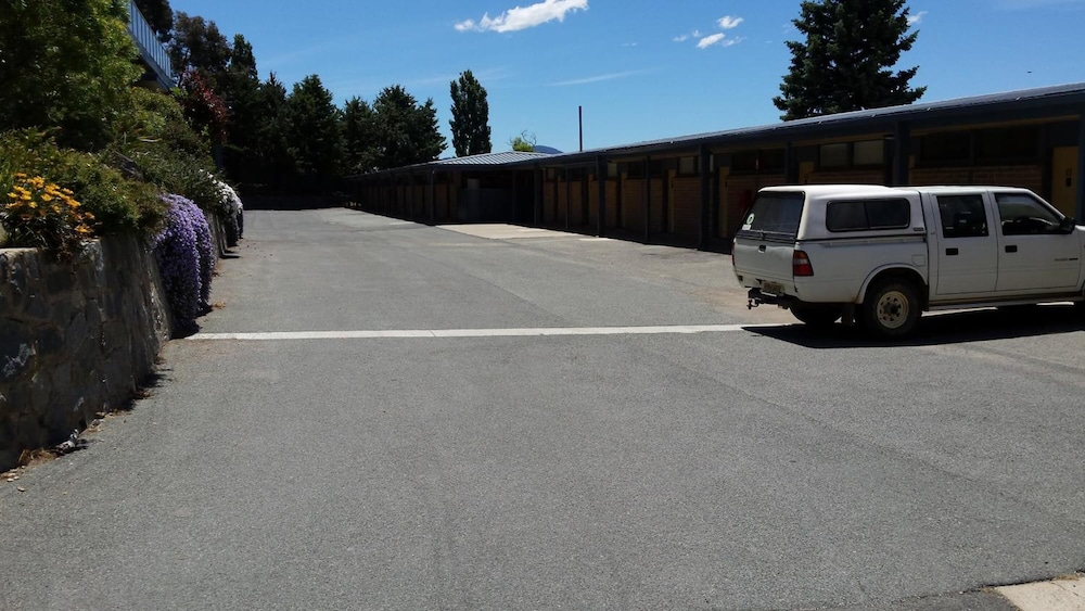 LAKE JINDABYNE HOTEL 62/75