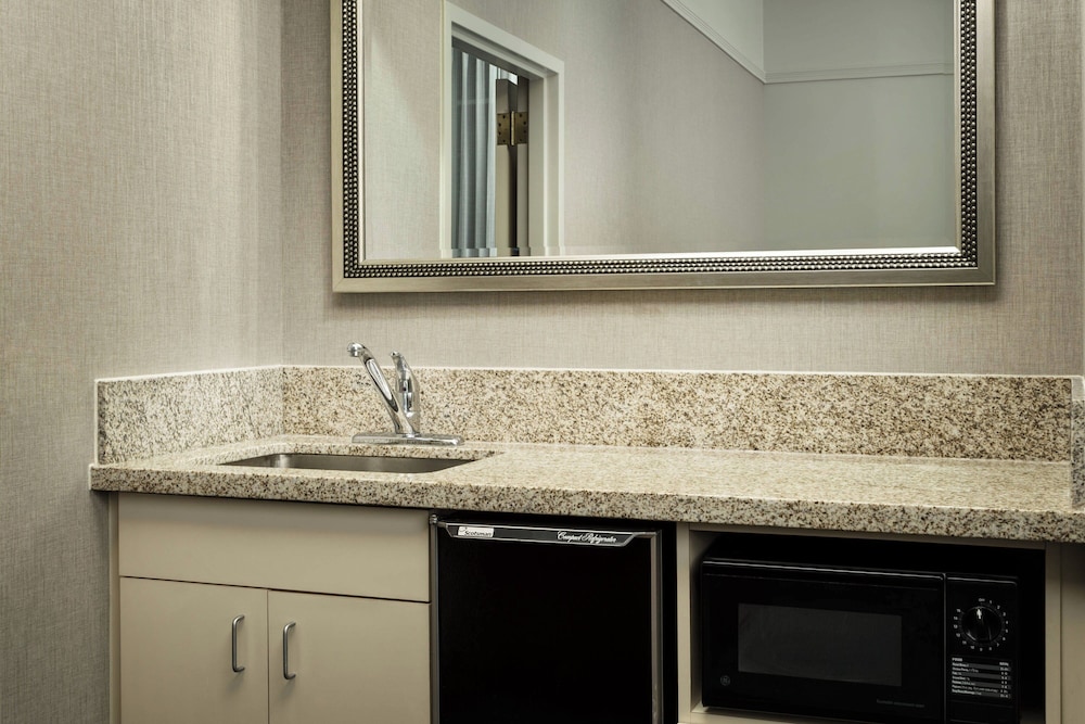 Suite, King Bed, Accessible, Courtyard Houston Downtown Convention Center 2/2