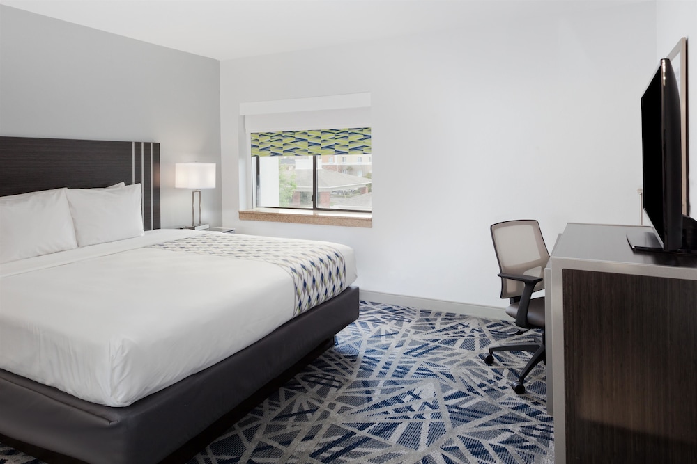 SUITE, KING BED