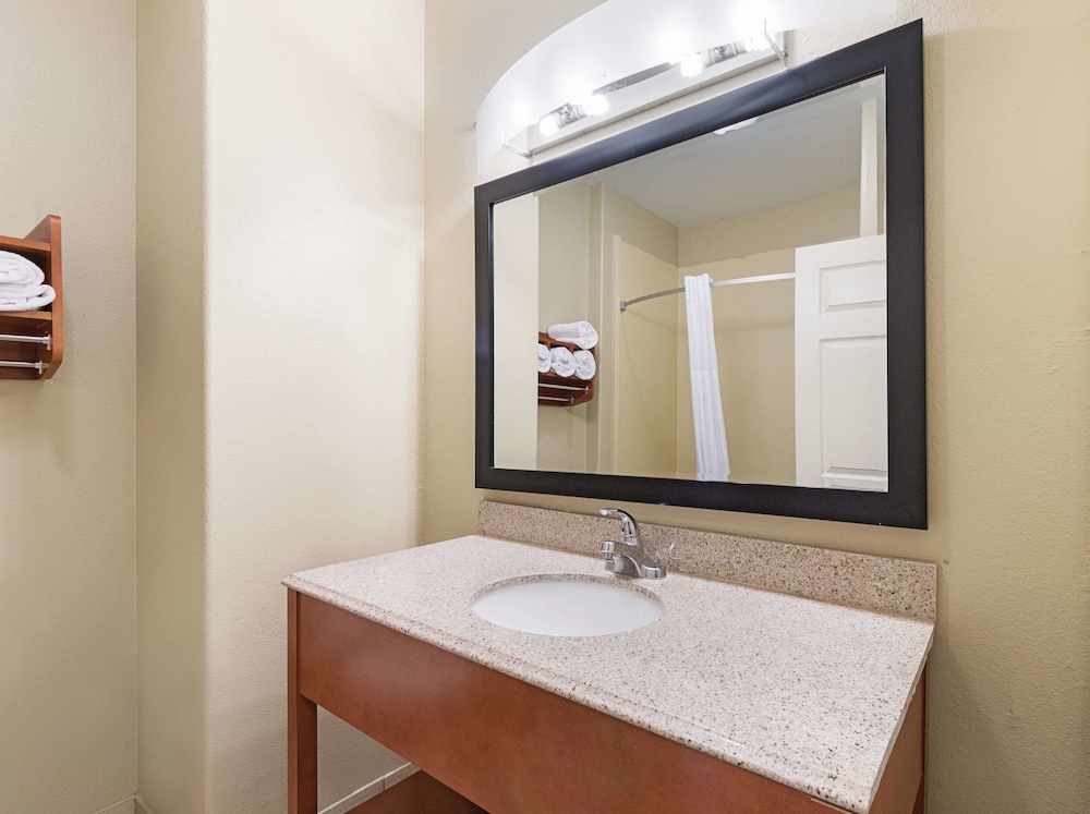 La Quinta Inn & Suites Mathis 25/27