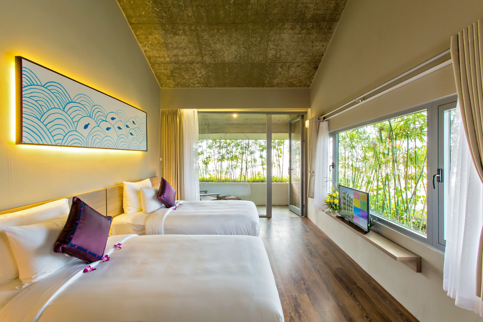 DELUXE, TWIN BEDS, CITY VIEW