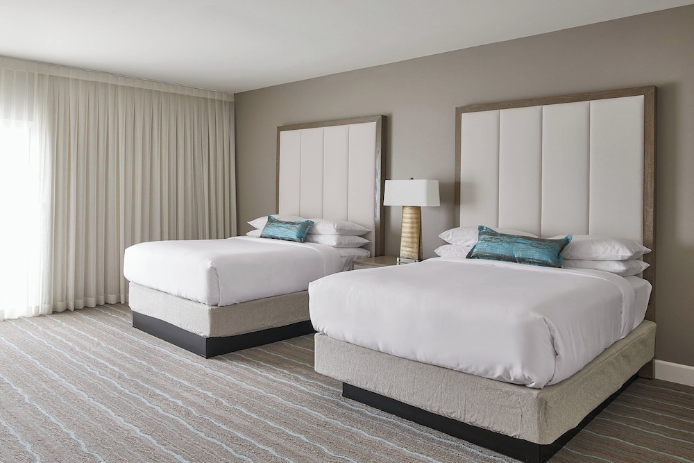 Premier, 2 Queen Beds, Balcony, Accessible