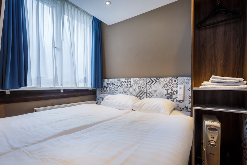 ROOM, DOUBLE BED