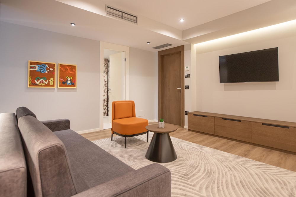 ELISA TIRANA AFFILIATED BY MELIA 41/64