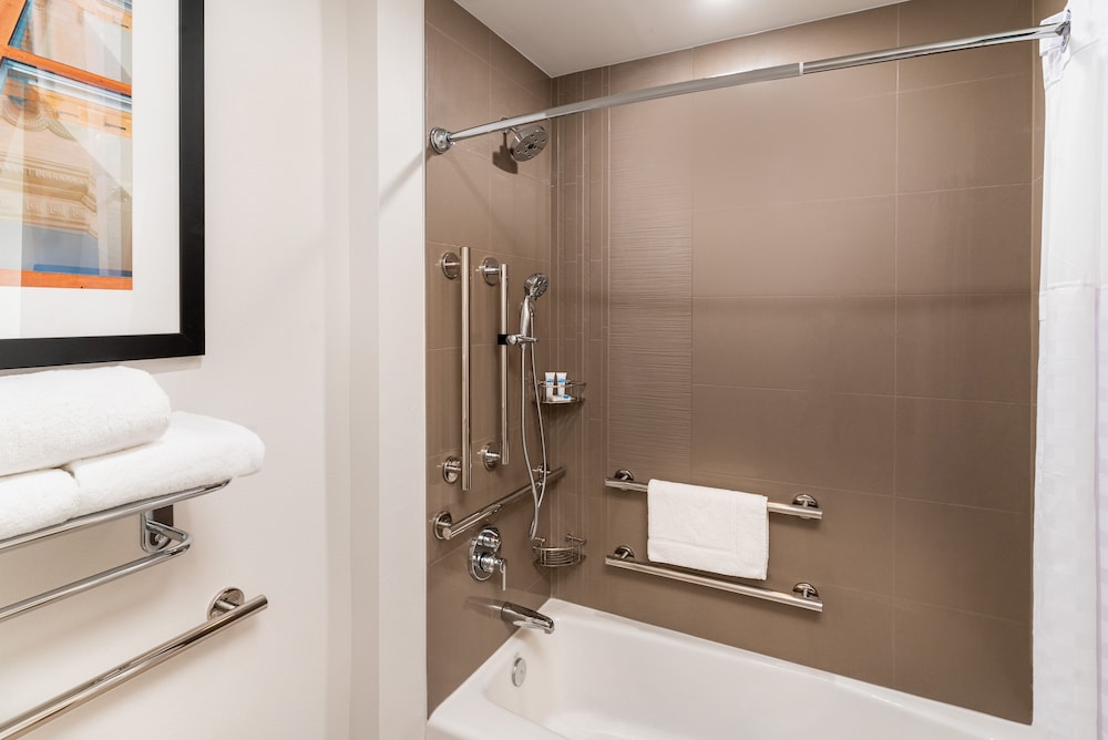 غرفة بسريرين كوين بغرفة نوم واحدة مع أريكة لذوي الإعاقة، Hyatt House Nashville Airport 4/4