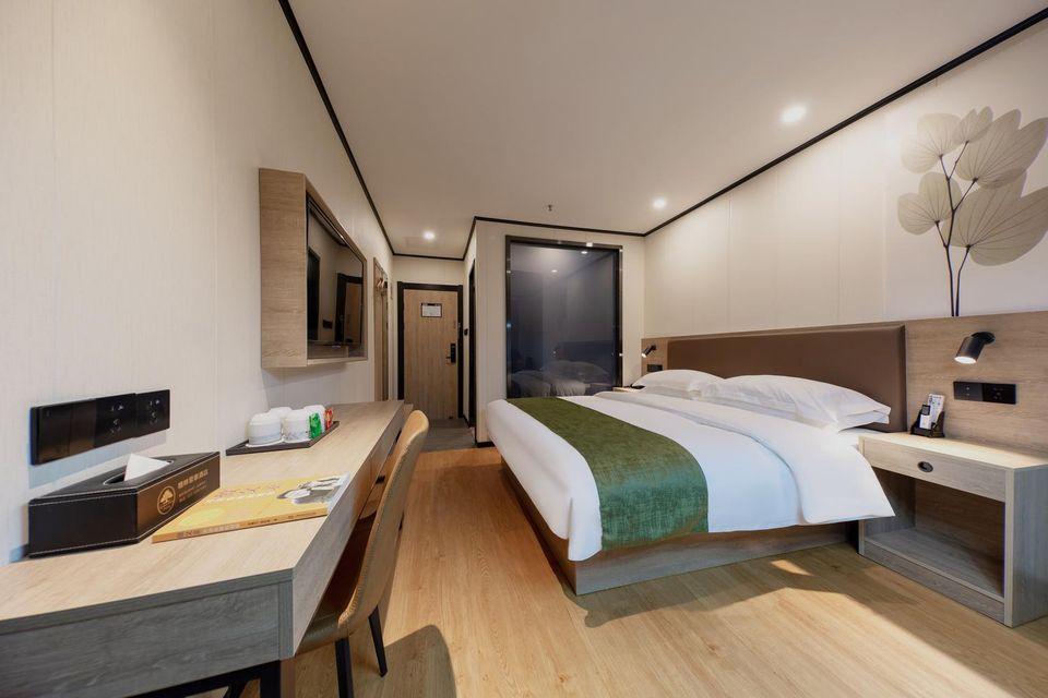 DELUXE, SUITE