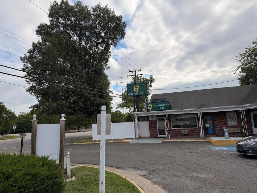 Economy 7 Inn Hampton W Pembroke 57/64