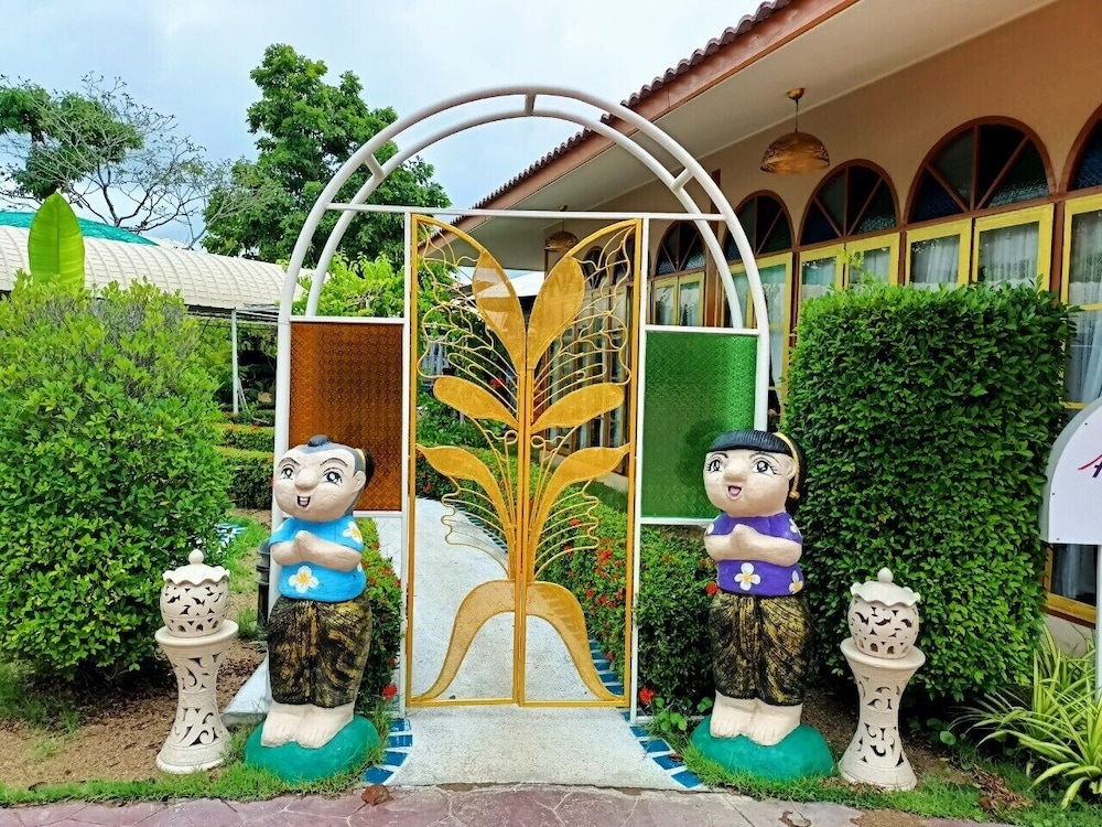P Paradise Hotel 39/50