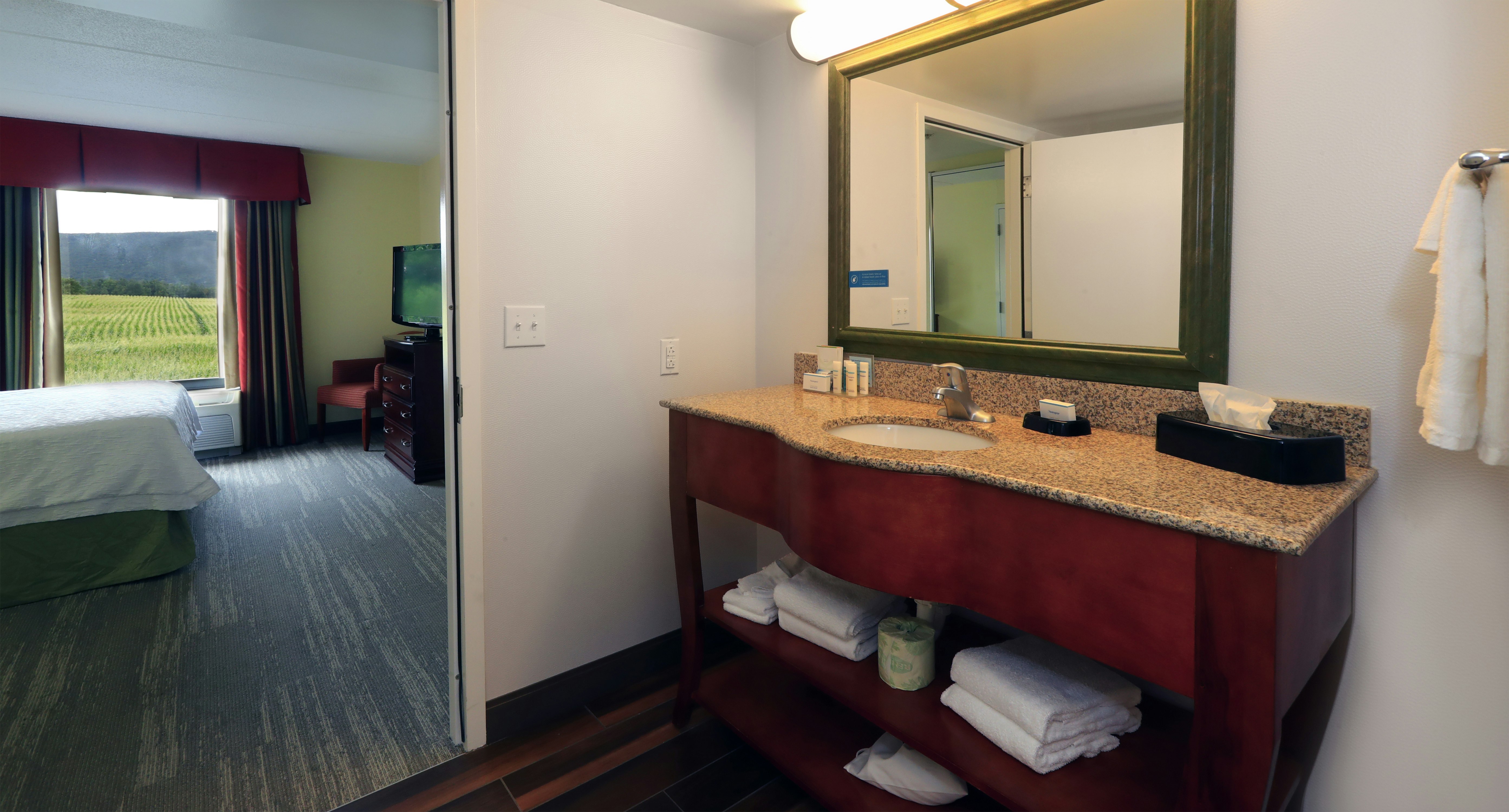 جناح بسرير كينج بحوض جاكوزي، Hampton Inn & Suites Lamar 4/4