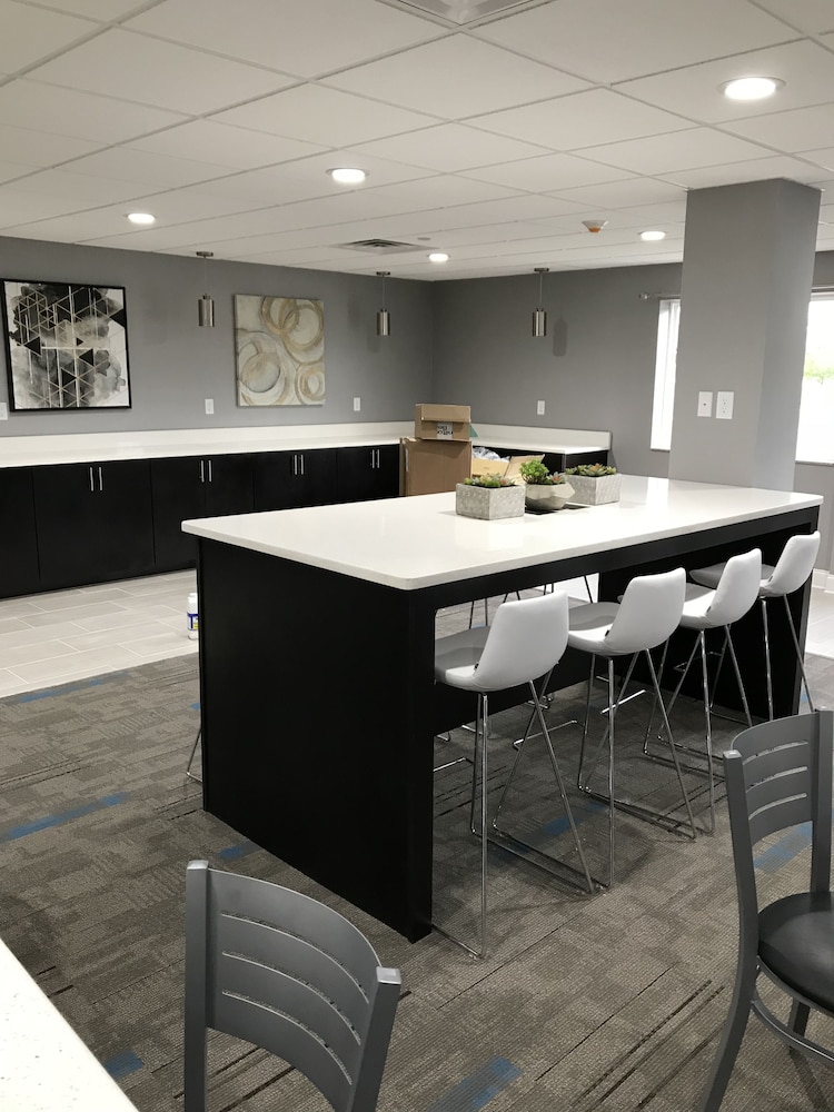 Home Inn And Suites 43/49