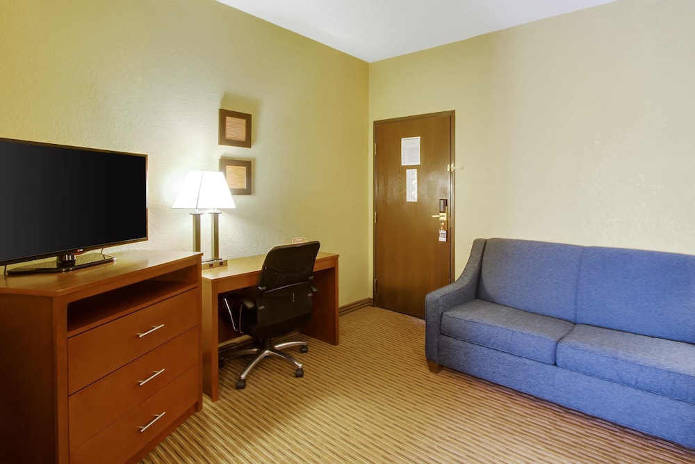 Comfort Inn & Suites Bellevue - Omaha Offutt AFB 26/42