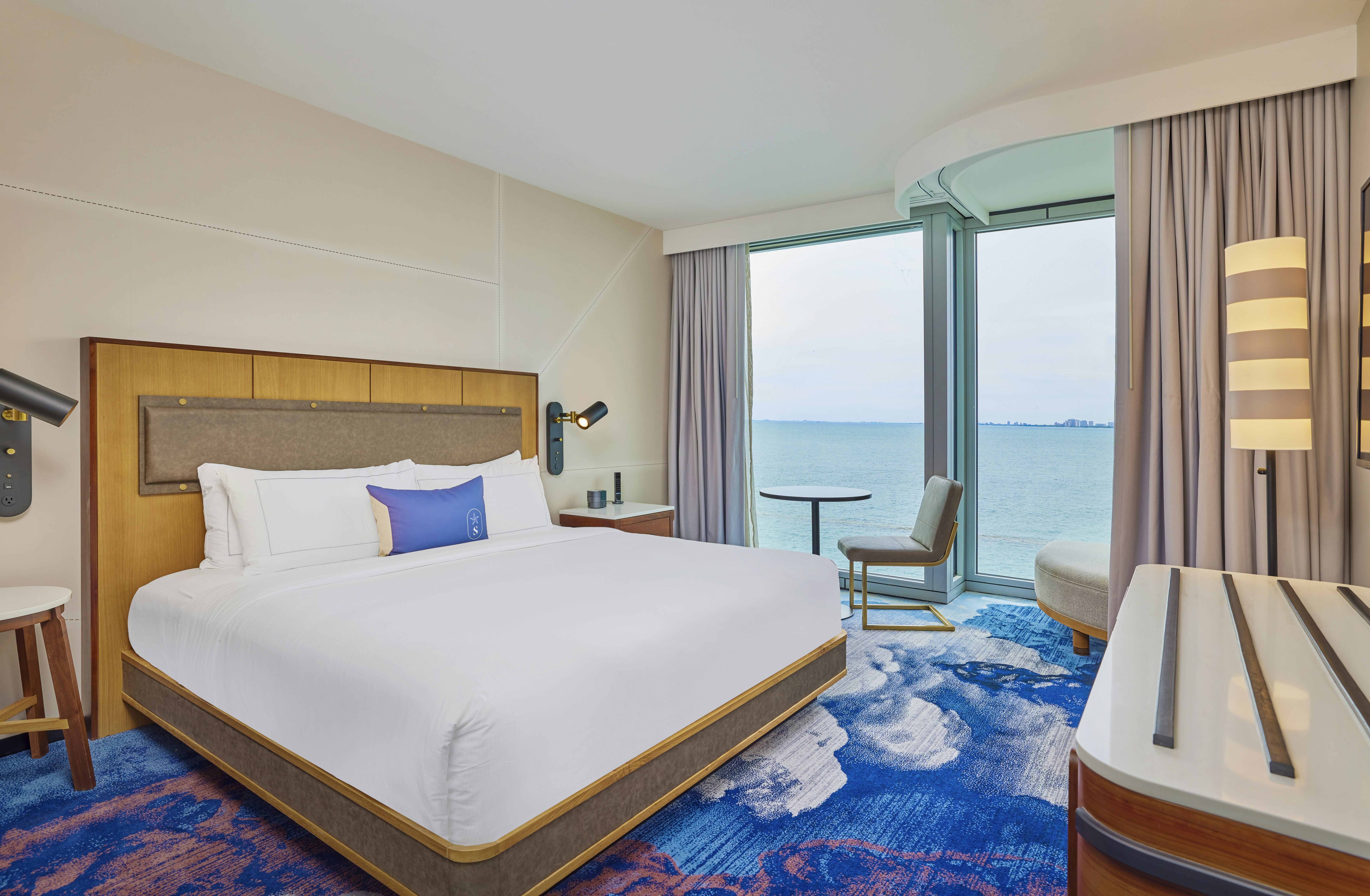 ROOM, KING BED, HIGH FLOOR