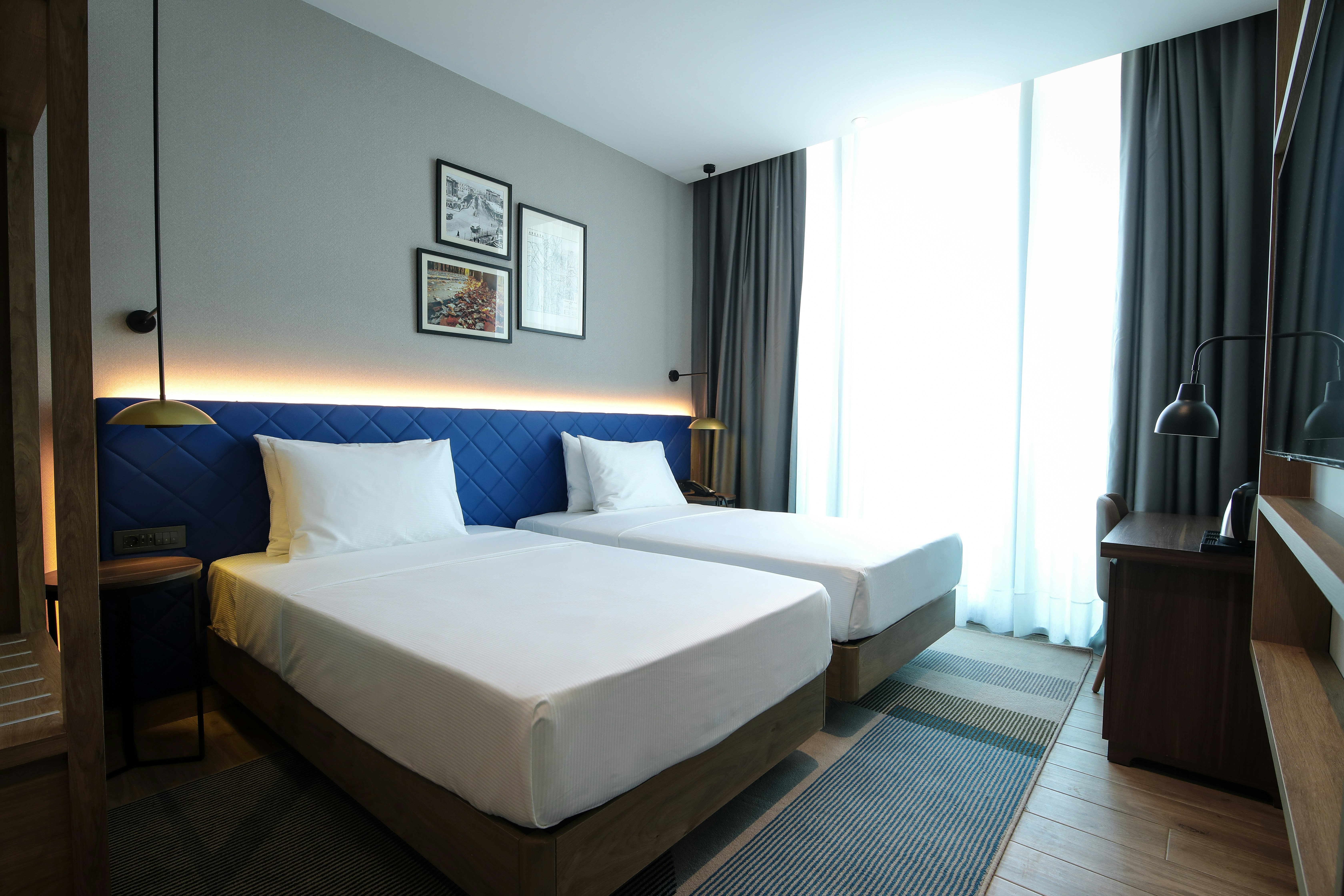ROOM, TWIN BEDS